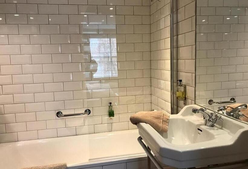 Номер Стандарт Трехместный, Ei8ht Brighton Guest Accommodation