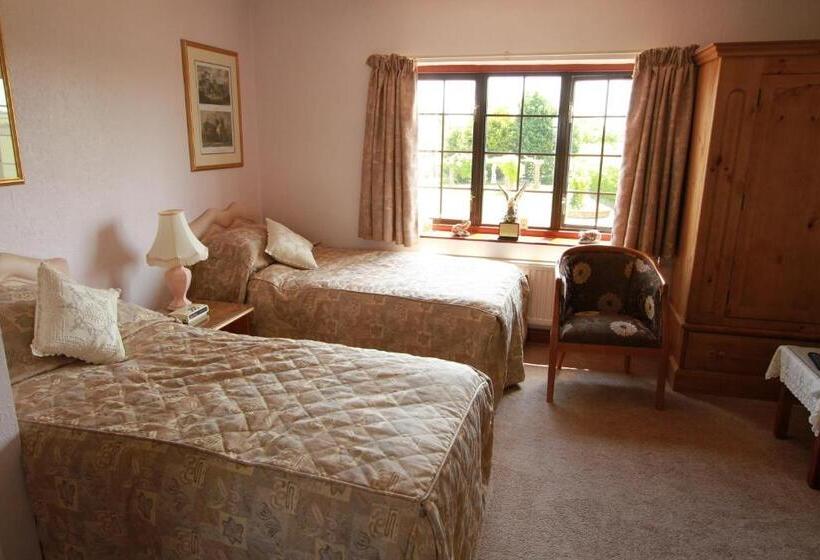 اتاق سوپریور با چشم‌انداز باغ, Pointers Guest House