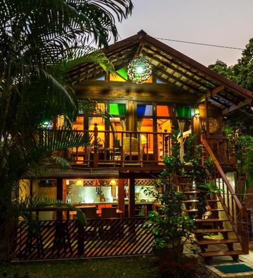 اتاق خانوادگی با چشم‌انداز باغ, Rice Barn And Rooms