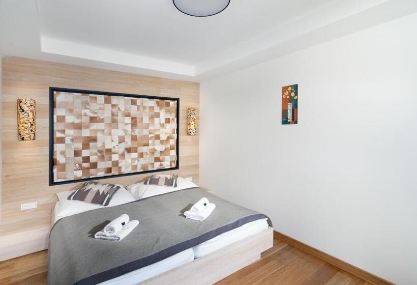 Suite Deluxe, Adam