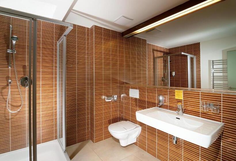 Suite 2 Dormitoare, Adam