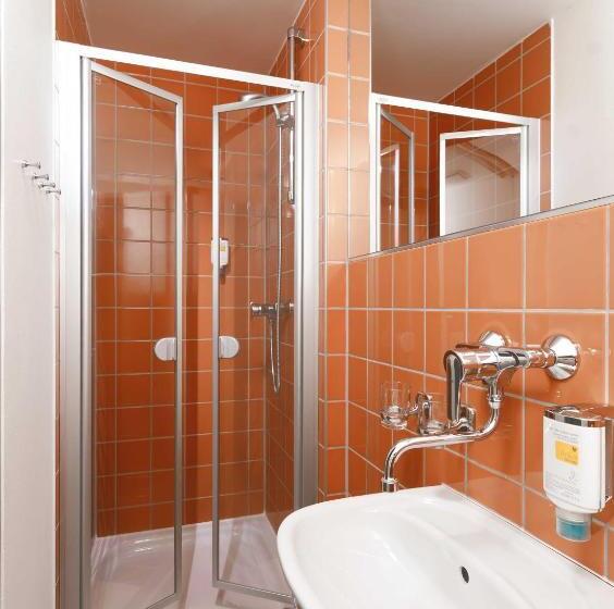 Suite 2 Dormitoare, Adam
