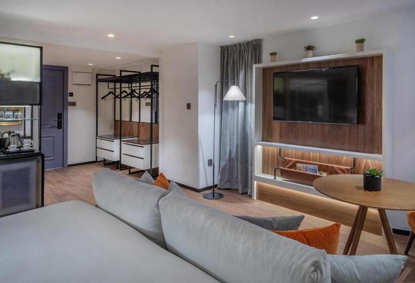 Полулюкс, The Level At Melia White House