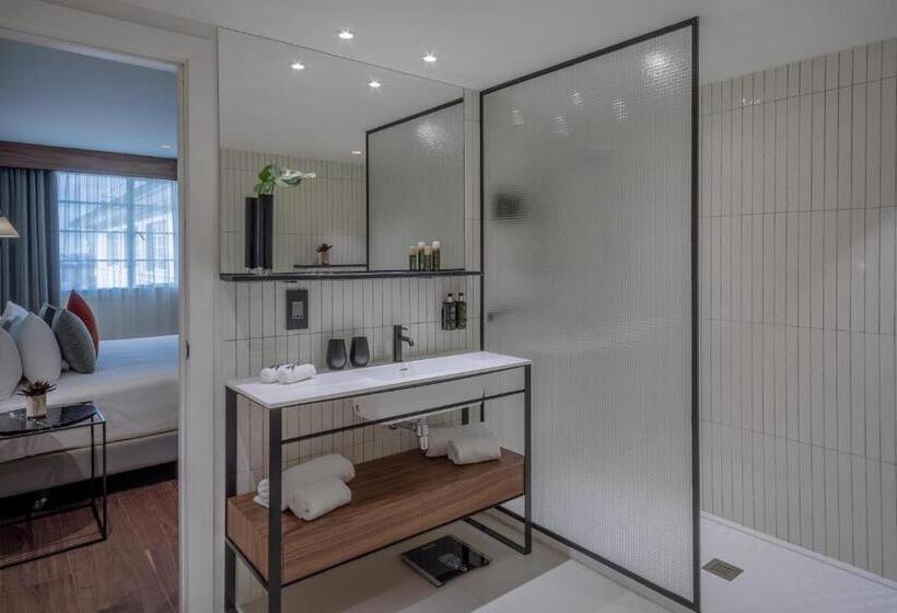 Люкс, The Level At Melia White House