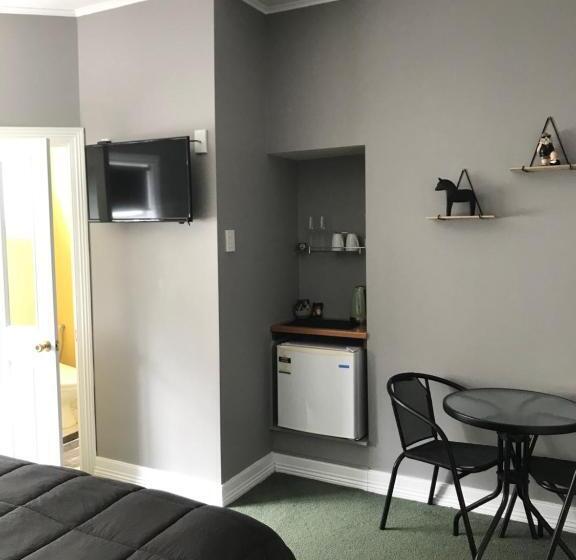 Номер Стандарт, Admirals Lodge