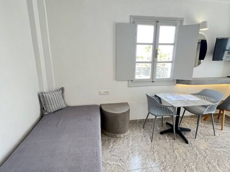 스탠다드 스튜디오, White Lily Suites & Lofts   Adults Only 16 Plus