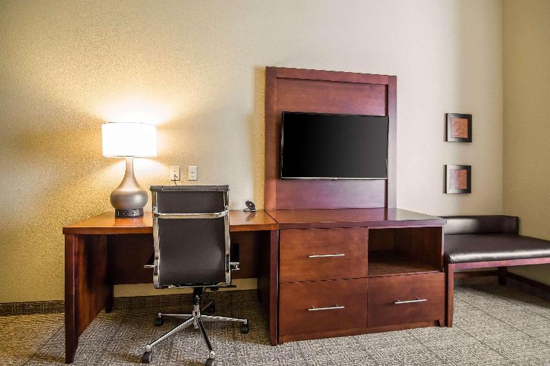 Люкс, Comfort Suites   Dodge City