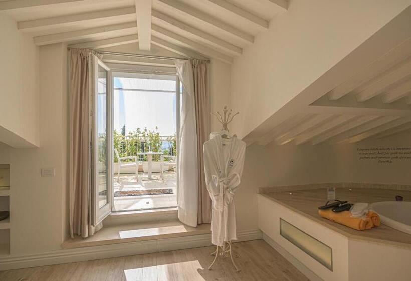 デラックストリプルルーム, Boutique Villa Liberty   Dépendance   Borgo Capitano Collection   Albergo Diffuso