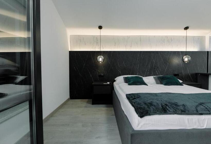 اتاق لوکس با بالکن و چشم‌انداز دریا, Boutique Suites Joyce Medulin