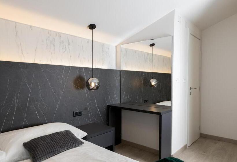 اتاق لوکس با بالکن و چشم‌انداز دریا, Boutique Suites Joyce Medulin