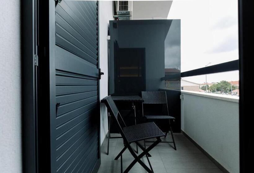 اتاق لوکس با بالکن و چشم‌انداز دریا, Boutique Suites Joyce Medulin
