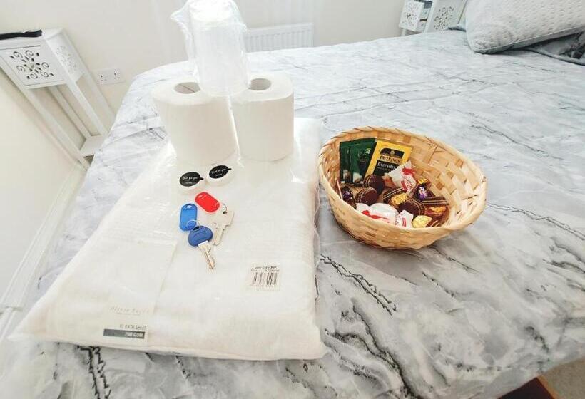 Номер Стандарт, Room In Guest Room   Double Room, Full Kitchen, Smart Tv, Shared Bathroom In 3 Bed Home