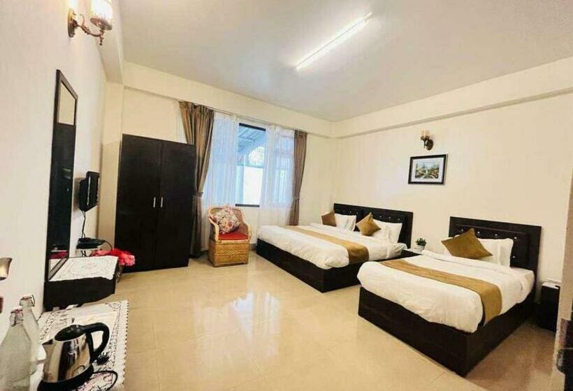 اتاق لوکس سه تخته, Maplewood Hotel & Spa