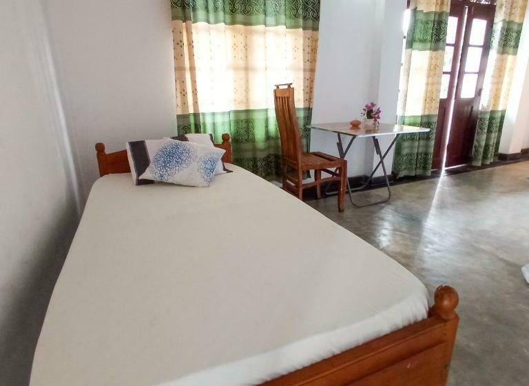 غرفة قياسية ثلاثية مزودة بشرفة, Bluebell Guest House