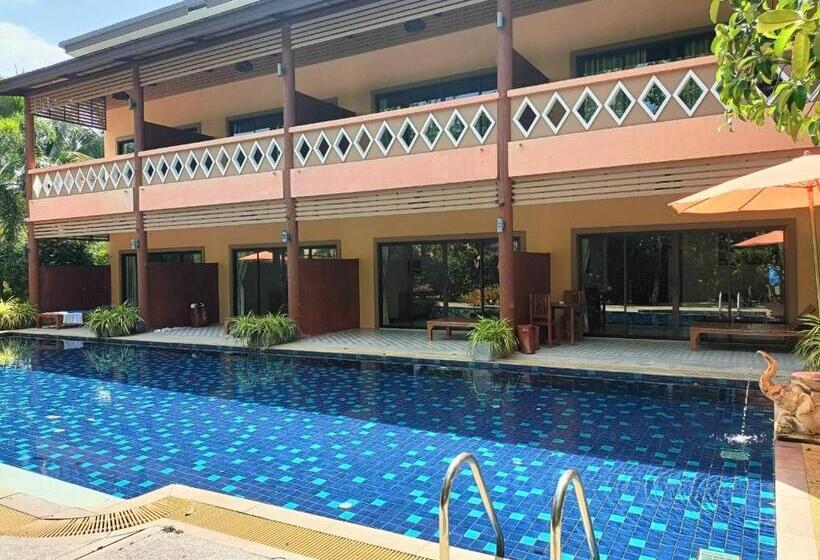 プールの見えるデラックスルーム, Baan Suan Villas Resort