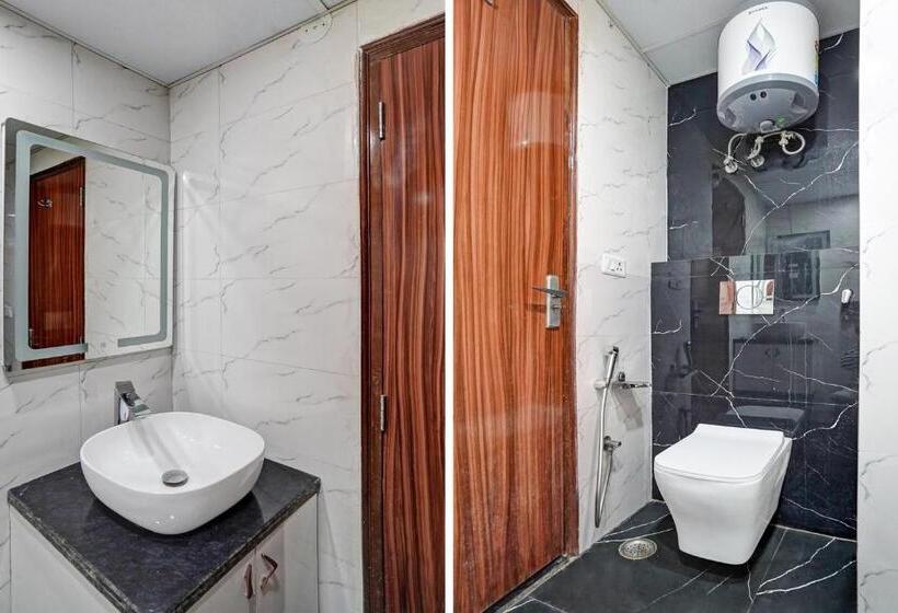 Трехместный Номер Классика, Collection O 811307  Gold Inn