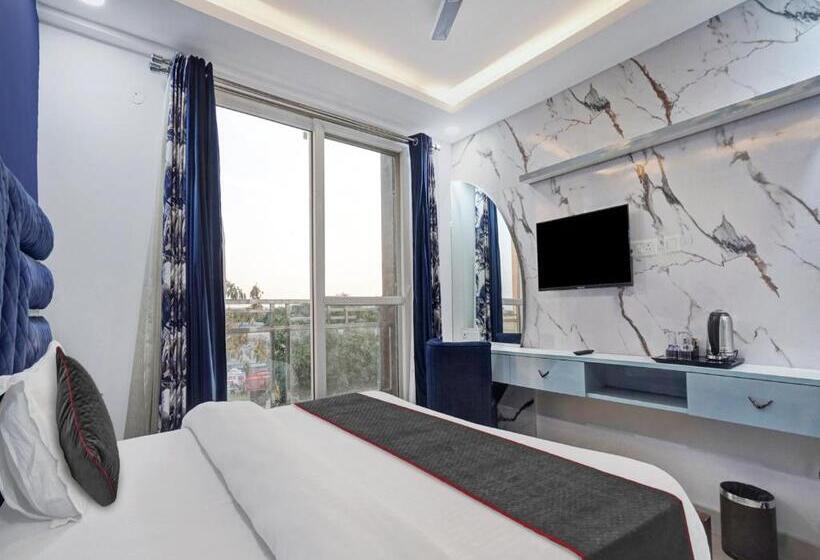 Трехместный Номер Классика, Collection O 811307  Gold Inn