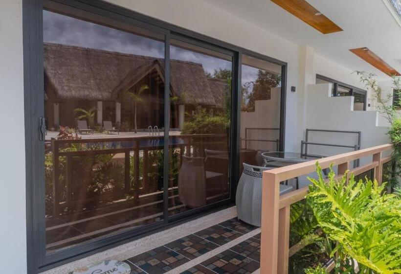 اتاق استاندارد سه تخته با چشم‌انداز استخر, The Mayana Resort