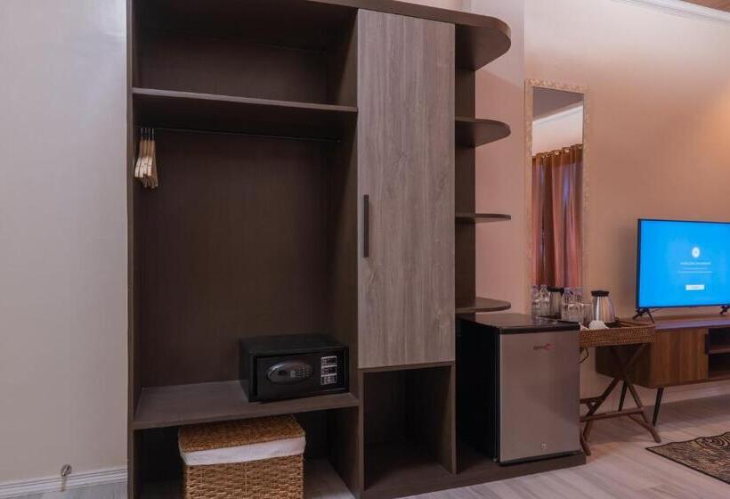 اتاق سوپریور با چشم‌انداز استخر, The Mayana Resort