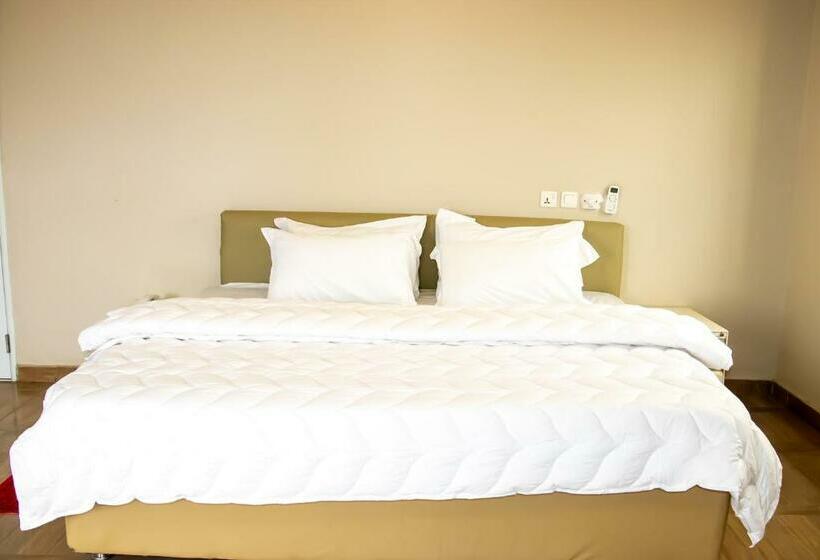 سوییت خانوادگی, The Grange Hotel Ghana