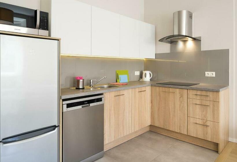 استودیوی استاندارد, Emaus Apartments