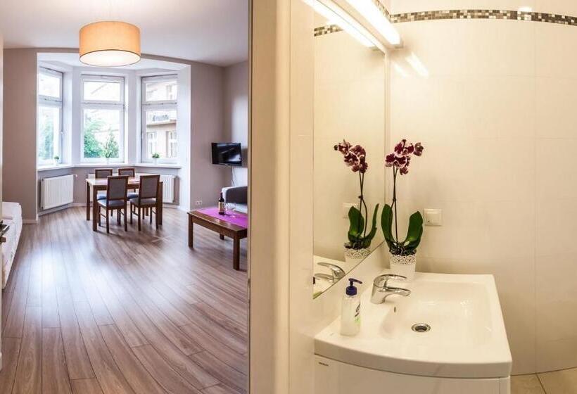 استودیوی استاندارد, Emaus Apartments