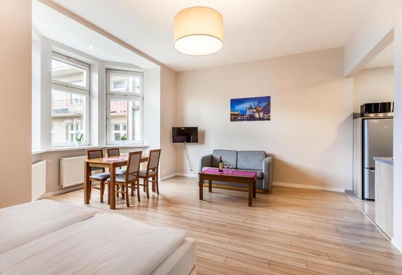 استودیوی استاندارد, Emaus Apartments