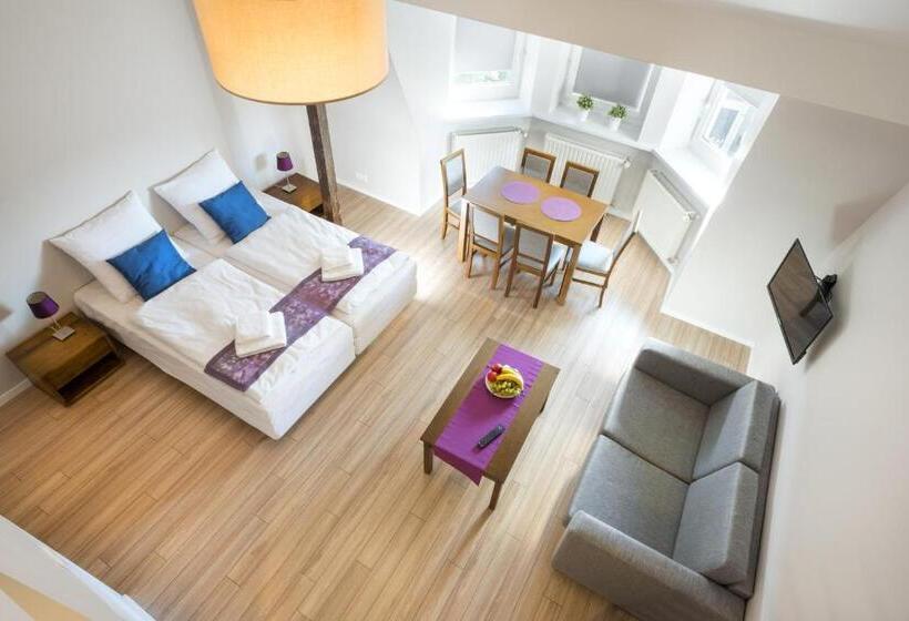 استودیوی استاندارد, Emaus Apartments