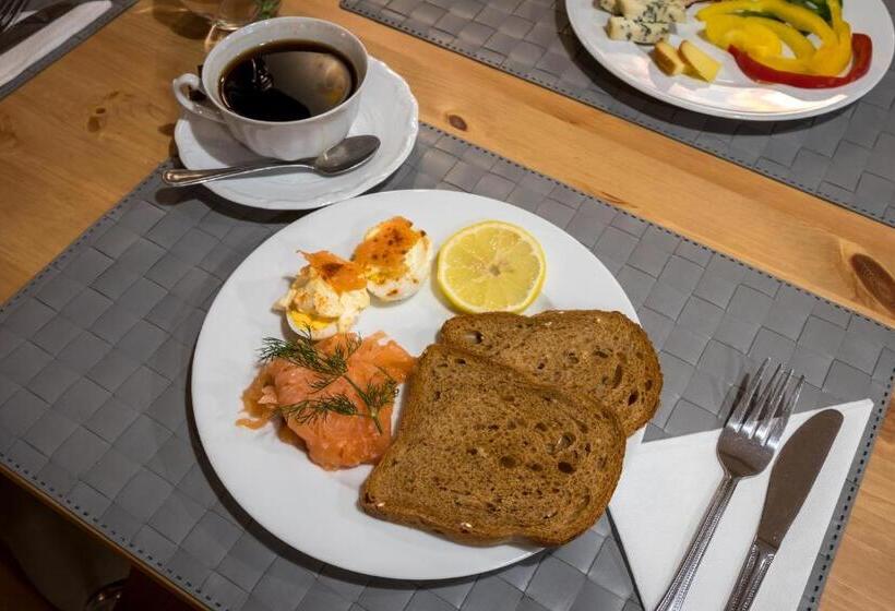 استودیوی استاندارد, Emaus Apartments