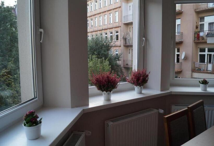 سوییت لوکس, Emaus Apartments