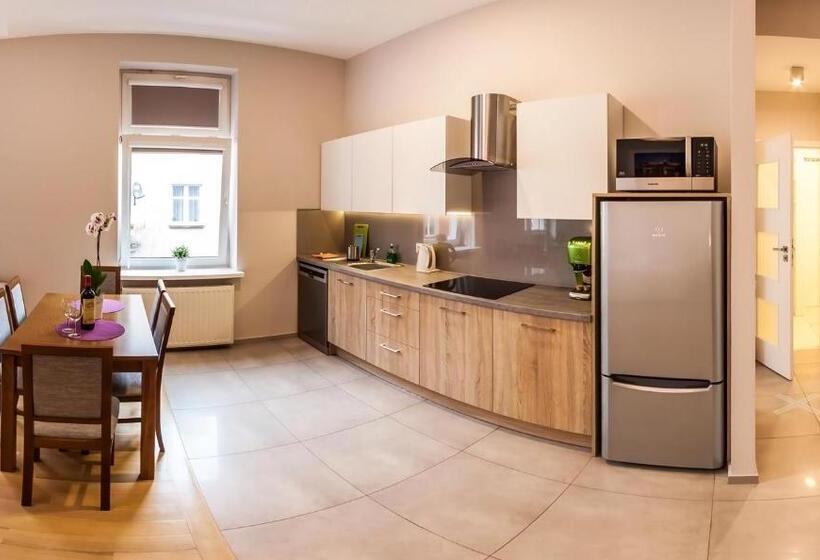 سوییت لوکس, Emaus Apartments