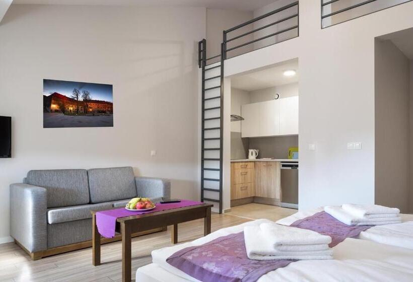 استودیوی استاندارد, Emaus Apartments