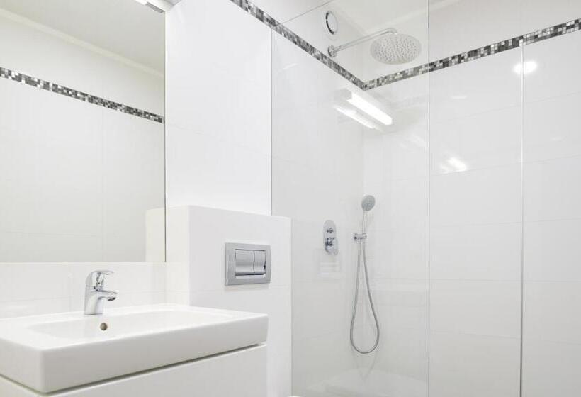 استودیوی استاندارد, Emaus Apartments