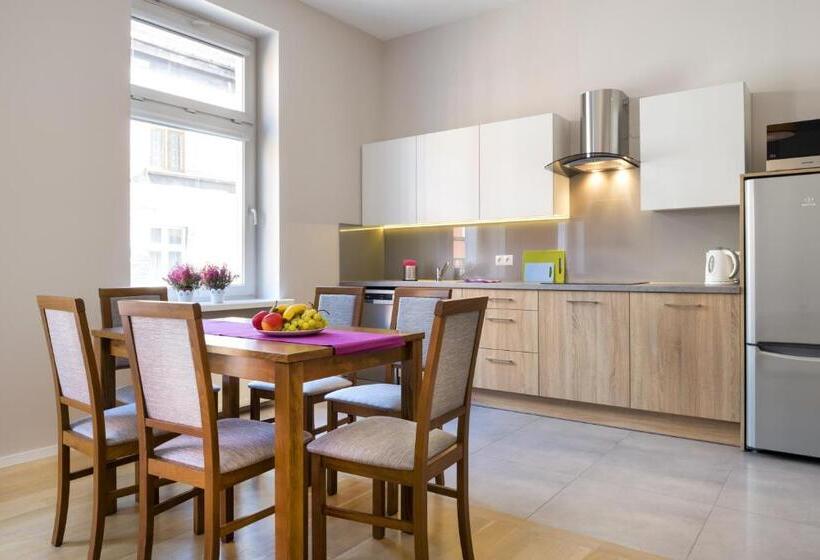 سوییت لوکس, Emaus Apartments