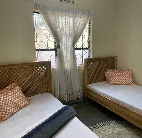 اتاق لوکس با چشم‌انداز باغ, Wonders Hostel