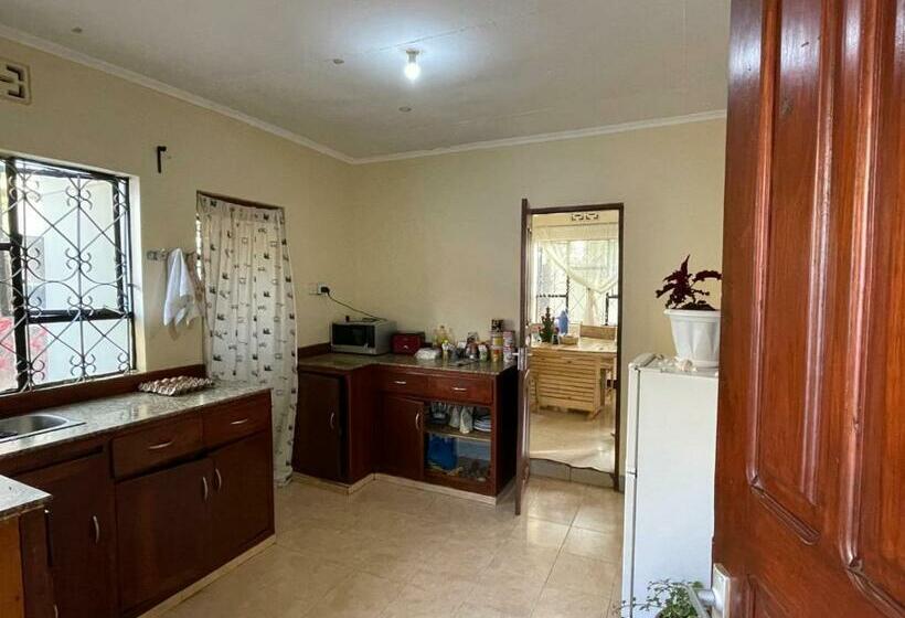 اتاق لوکس با چشم‌انداز باغ, Wonders Hostel