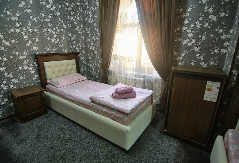 اتاق استاندارد چهار تخته, Brick Palace
