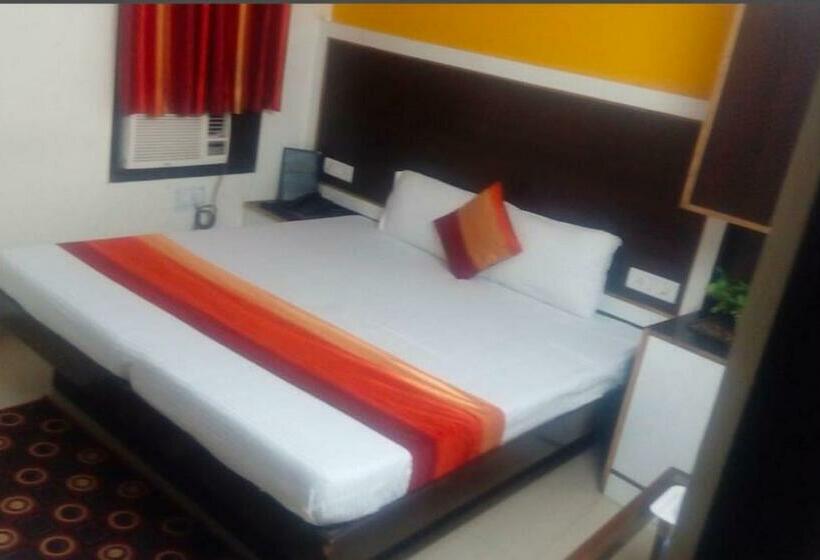 اتاق کلاسیک سه تخته, Oyo Rooftop Inn