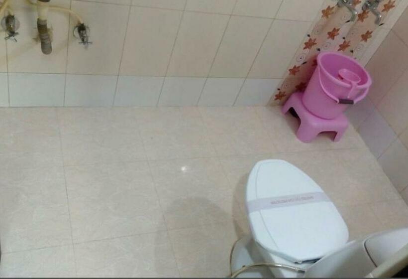 اتاق کلاسیک سه تخته, Oyo Rooftop Inn