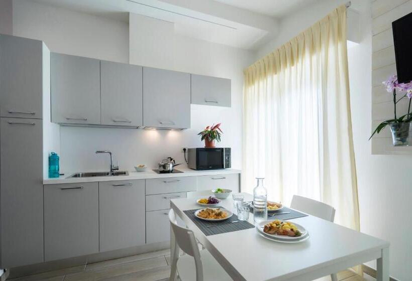 דירת שני חדרים, Daniel Apartments