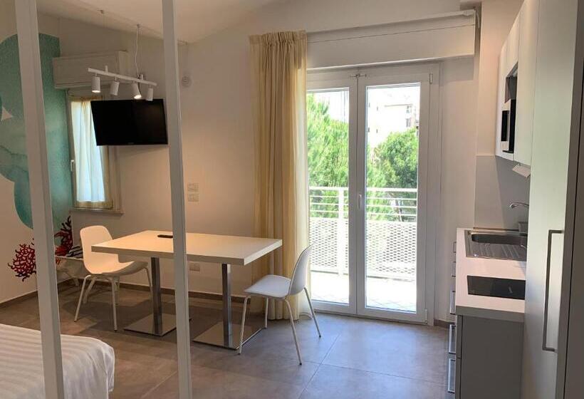 סטודיו דלוקס, Daniel Apartments
