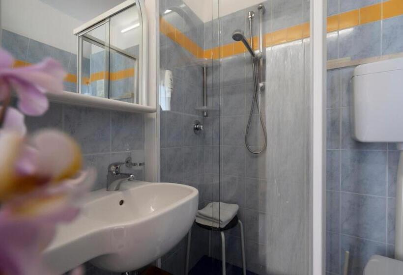 דירת חדר, Daniel Apartments