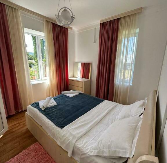 اتاق استاندارد با چشم‌انداز باغ, Leila S Guest House