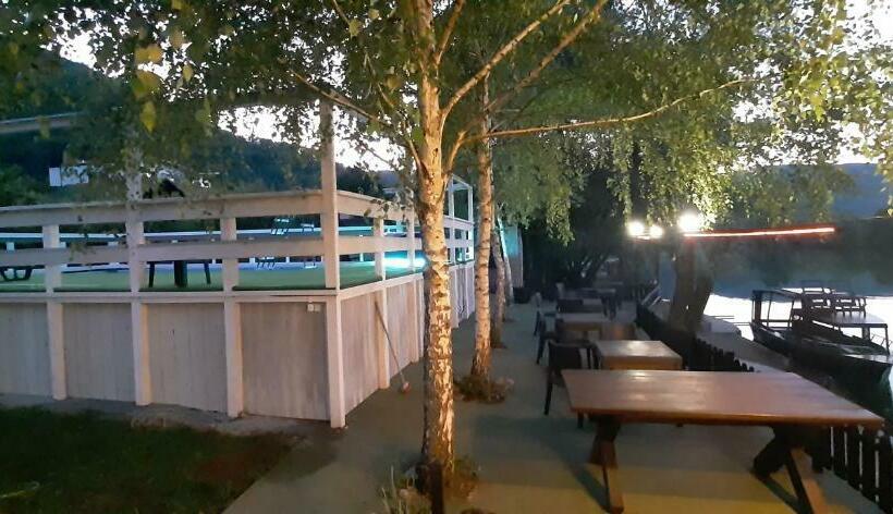 اتاق استاندارد با چشم‌انداز دریاچه, River View