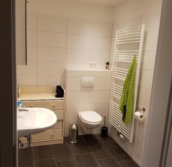 Дом 4 Спальни, Monteurzimmer Jusy