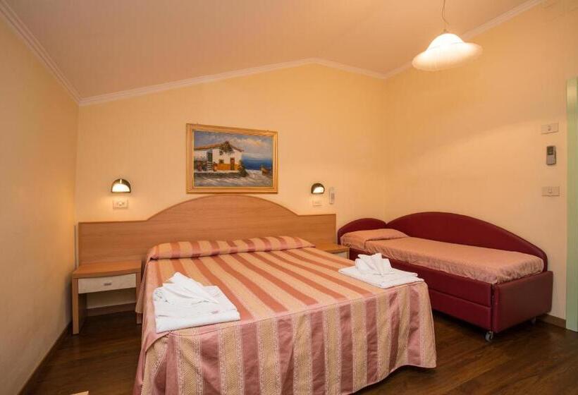 اتاق استاندارد سه تخته با بالکن, Albergo Ristorante Pozzi