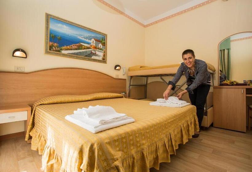 اتاق استاندارد چهارنفره با بالکن, Albergo Ristorante Pozzi