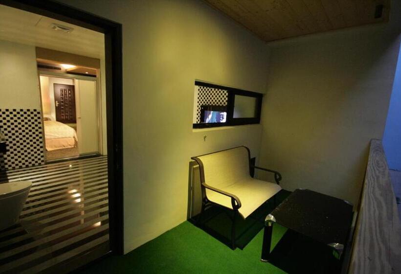 اتاق استاندارد چهار تخته, Fairy Tale City Motel