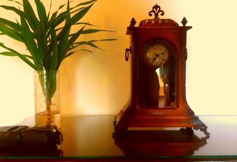 Quarto Deluxe, Asian Jewel Boutique