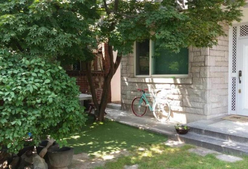 اتاق استاندارد یک نفره, Hans House